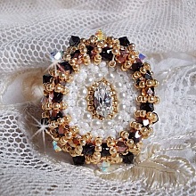 Bague Noir Sacr&eacute; brod&eacute;e avec des cristaux : navette et toupies, perles rondes nacr&eacute;es Blanches &agrave; laquelle s&rsquo;ajoute des facettes en verre de boh&egrave;me Jet Capri Gold et rocailles sur une bague r&eacute;glable